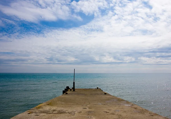 Muelle en el mar y el cielo — Foto de Stock
