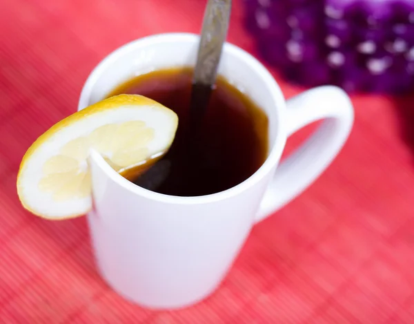 Taza con té negro —  Fotos de Stock