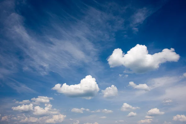 Μπλε ουρανός και σύννεφα — Φωτογραφία Αρχείου