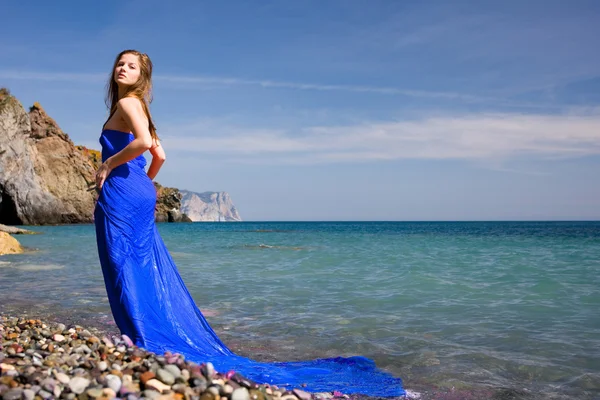 Женщина и морской пляж — стоковое фото