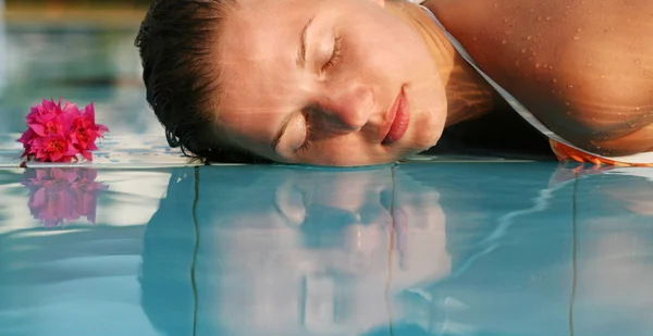 Žena v bazénu — Stock fotografie