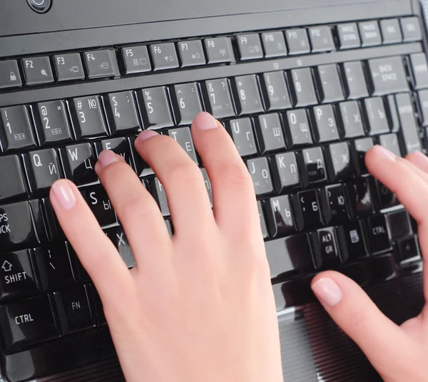 Händerna på ung kvinna och tangentbord — Stockfoto