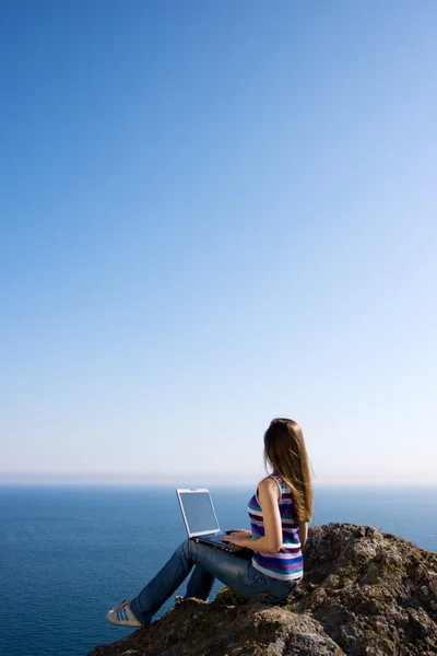 Donna con laptop e mare — Foto Stock