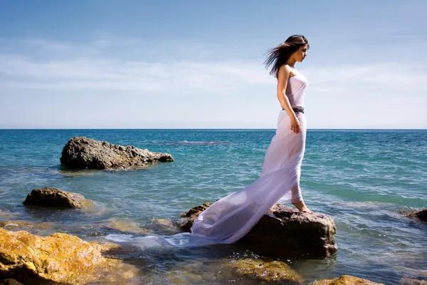 Frau und Strand am Meer — Stockfoto