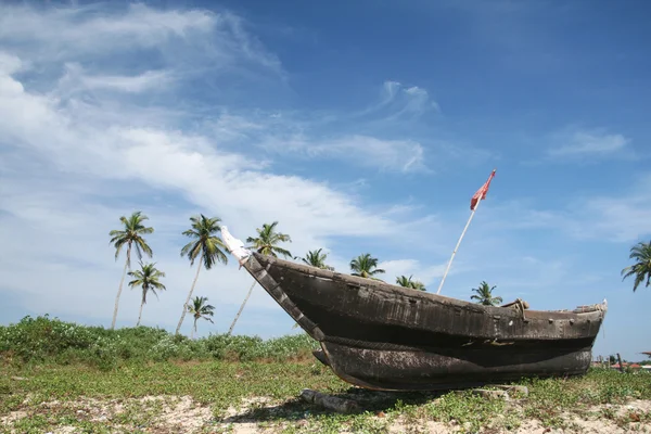 Plaj ve mavi gökyüzü üzerinde tekne — Stok fotoğraf
