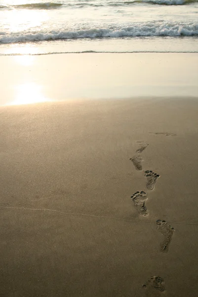 Insan ayak izleri ve plaj — Stok fotoğraf