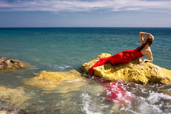 Kvinna och havet stranden — Stockfoto