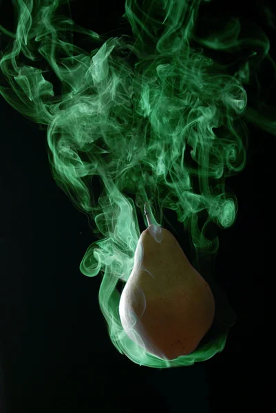 Yeşil armut ve duman — Stok fotoğraf