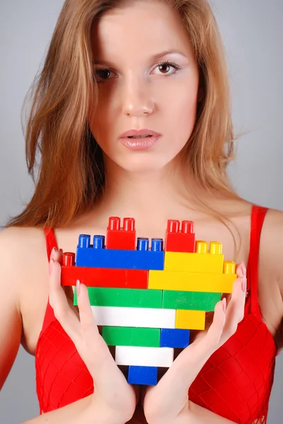 Vrouw met speelgoed hart — Stockfoto