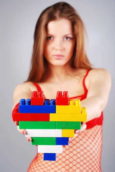 Žena s hračkou srdce — Stock fotografie