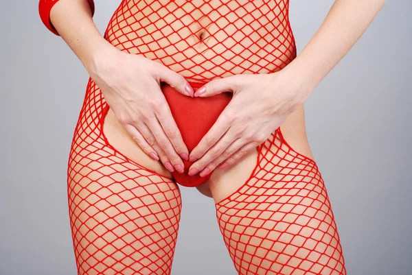 Weiblicher Bauch in roter Maschenwäsche — Stockfoto