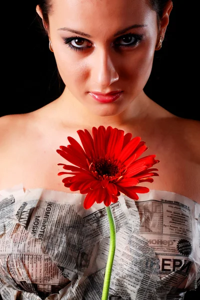 Güzel bir kadın, gazete ve çiçek — Stok fotoğraf