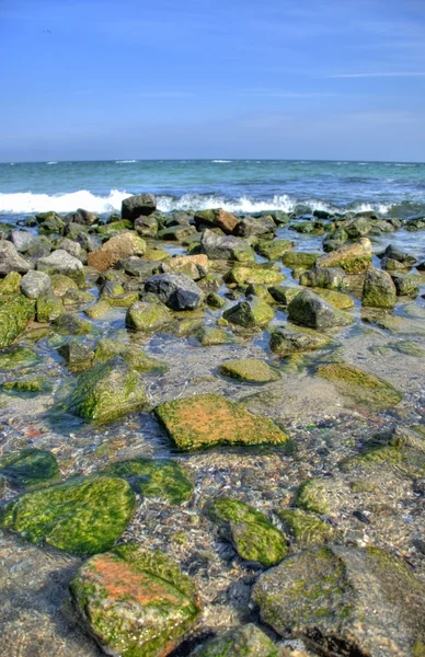 Klippor vid havet — Stockfoto