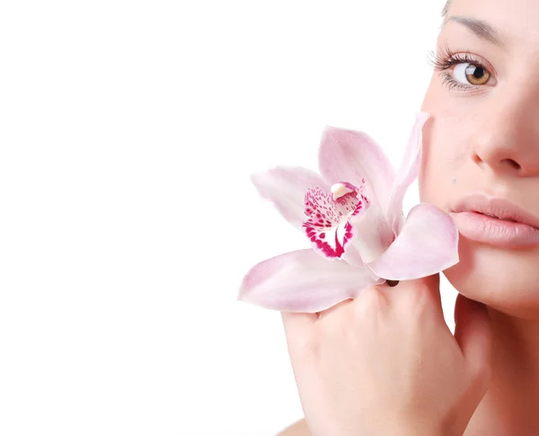 Rostro de hermosa joven con delicada orquídea —  Fotos de Stock