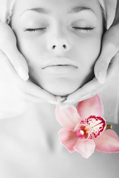 Rosto de bela jovem com orquídea delicada — Fotografia de Stock