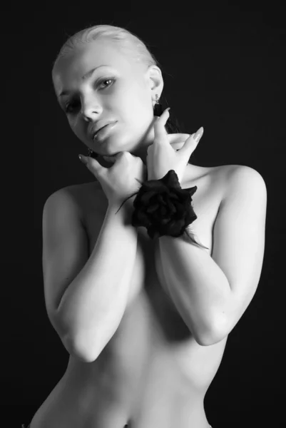 Γυναίκα ομορφιά με μαύρο τριαντάφυλλο — Φωτογραφία Αρχείου