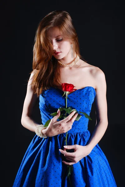 Жінка в блакитній сукні — стокове фото