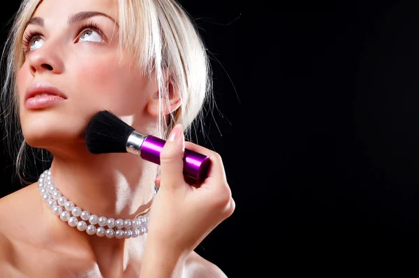 Yüz kadın ve kozmetik fırça — Stok fotoğraf
