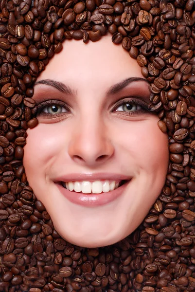 원두 커피와 여자의 얼굴 — 스톡 사진