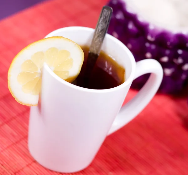 Чашка с чаем и сахарной миской — стоковое фото