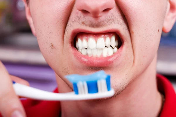 Homem com escova de dentes — Fotografia de Stock