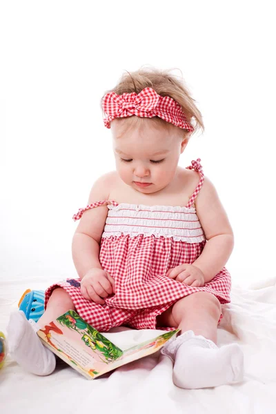 Klein meisje met boek — Stockfoto