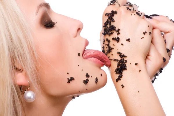Kvinna äta svart kaviar — Stockfoto