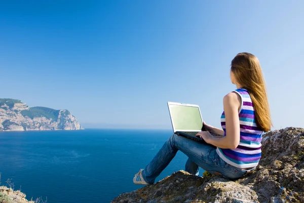 Mulher com laptop e mar — Fotografia de Stock