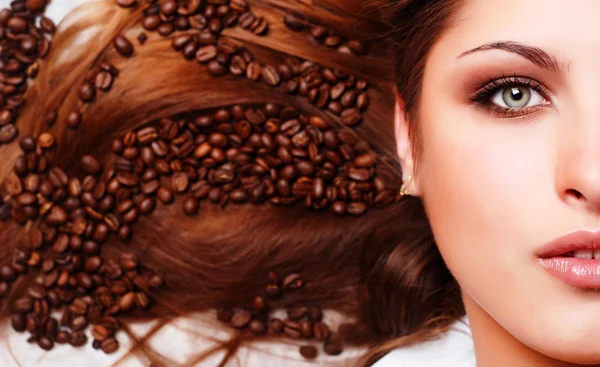 Vrouw gezicht met koffiebonen — Stockfoto
