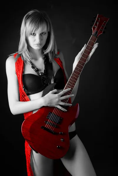 Γυναίκα με ηλεκτρική κιθάρα — Φωτογραφία Αρχείου