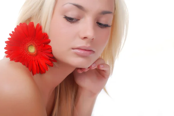 Tvář mladé ženy a květina — Stock fotografie