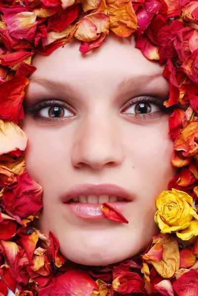 Γυναικείο πρόσωπο με τριαντάφυλλα — Φωτογραφία Αρχείου