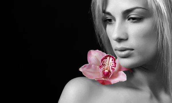 Tvář ženy a orchidej — Stock fotografie