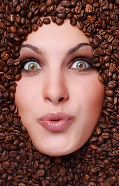 Женское лицо с кофейными зёрнами — стоковое фото