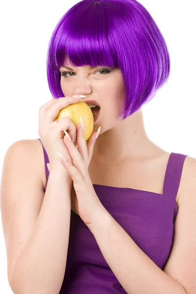 Γυναίκα στην περούκα με κίτρινο μήλο — Φωτογραφία Αρχείου