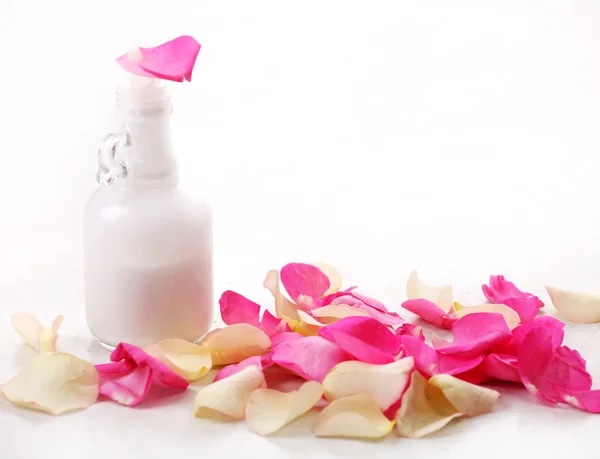 Flaska och rosenblad — Stockfoto