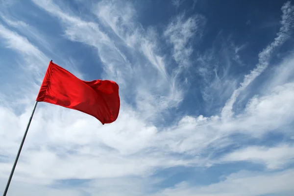 Kırmızı flaf ve mavi gökyüzü — Stok fotoğraf