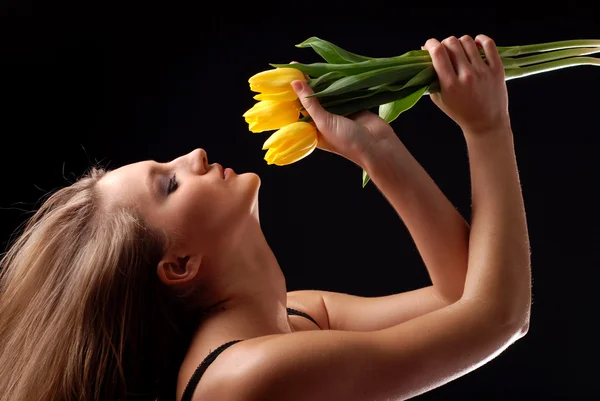 Mujer y ramo de tulipanes —  Fotos de Stock