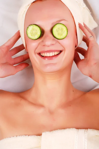 Vrouw in masker uit komkommer — Stockfoto