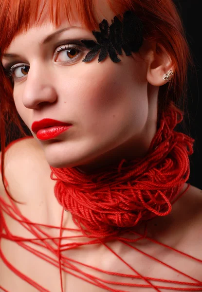 Vrouw met rode schoothoek — Stockfoto