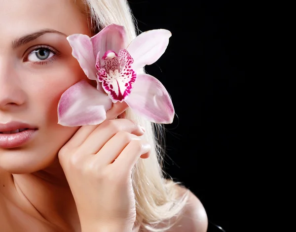 Rostro de mujer y orquídea —  Fotos de Stock