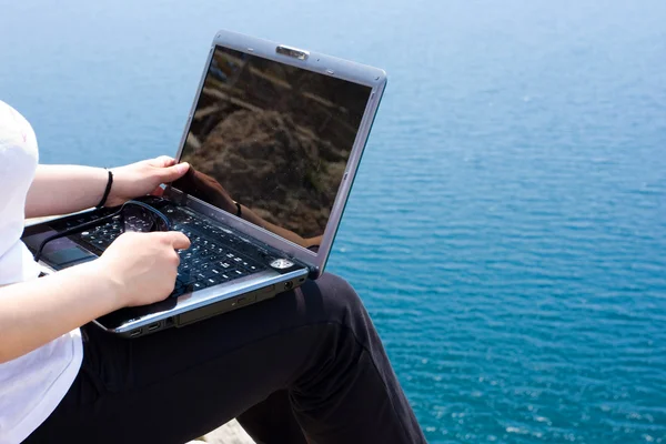 Woman with laptop and nature — Stock Photo, Image
