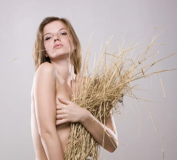 Donna nuda e paglia wisp — Foto Stock