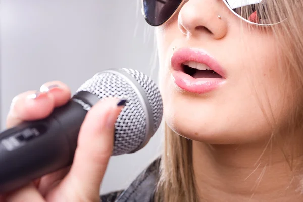 Jovem cantora com microfone — Fotografia de Stock