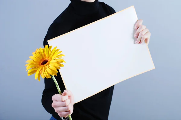 Mann nimmt Plakat und Blume mit — Stockfoto
