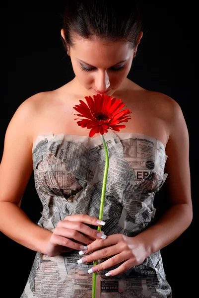 Vacker kvinna, tidning och blomma — Stockfoto