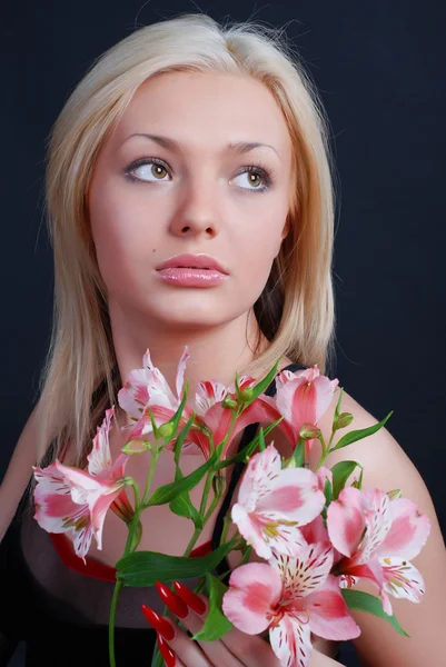 꽃 다발을 가진 여자 — 스톡 사진