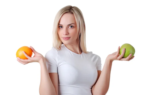 Жінка з зеленим яблуком і апельсином — стокове фото
