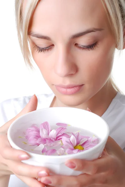 Woman and bowl of flowers — Stock Photo, Image