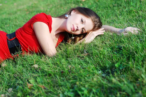 Jeune femme et herbe verte — Photo